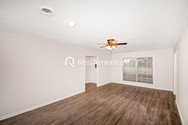 Building Photo - Newly Renovated 4/2 in Southaven