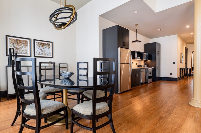 Building Photo - 1011 Canal St