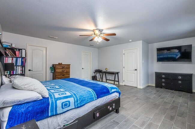 Building Photo - 5220 Feria Dr