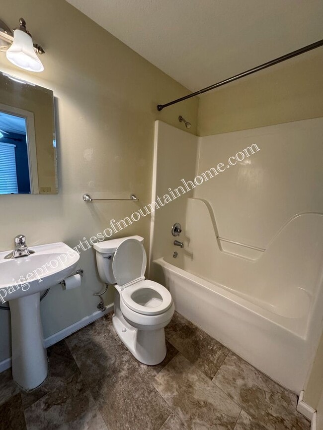 Building Photo - Village Green Home