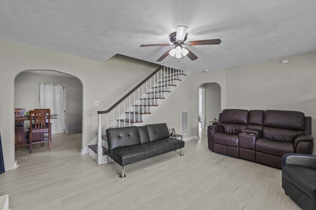 Building Photo - 4009 Maple Dr