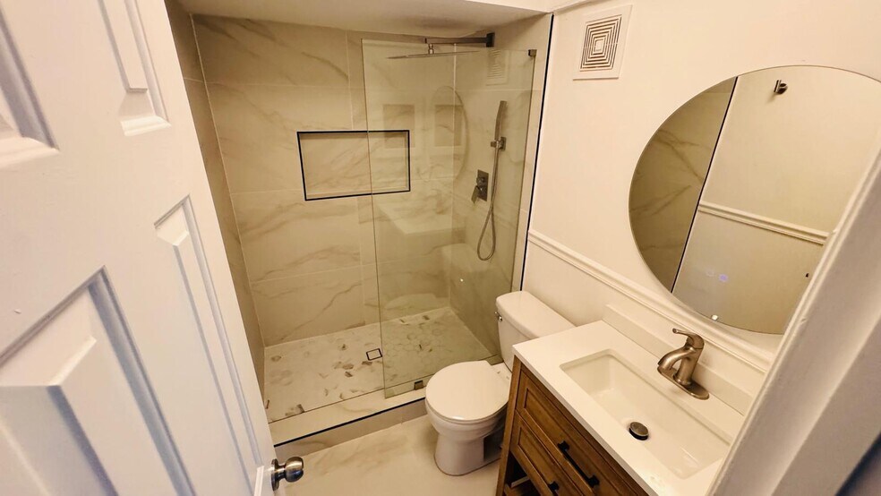 Building Photo - 600 Waverly Ln