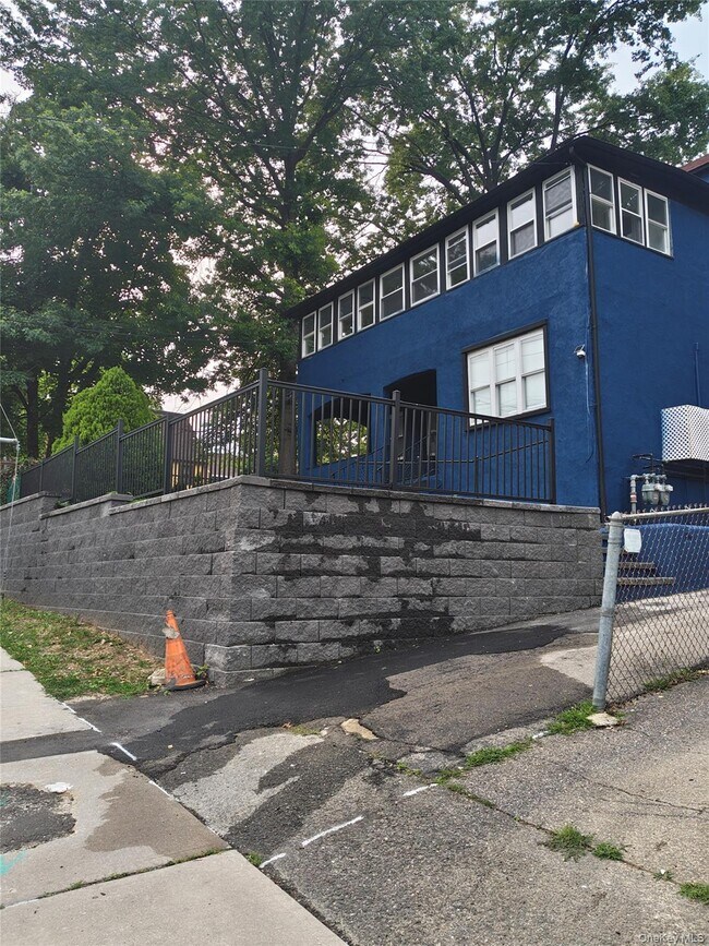 Building Photo - 133 Lincoln Ave