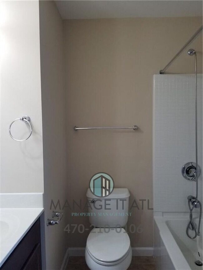 Building Photo - Beautiful 5BR/4BA Home in Just 5 Min from MALL OF GA