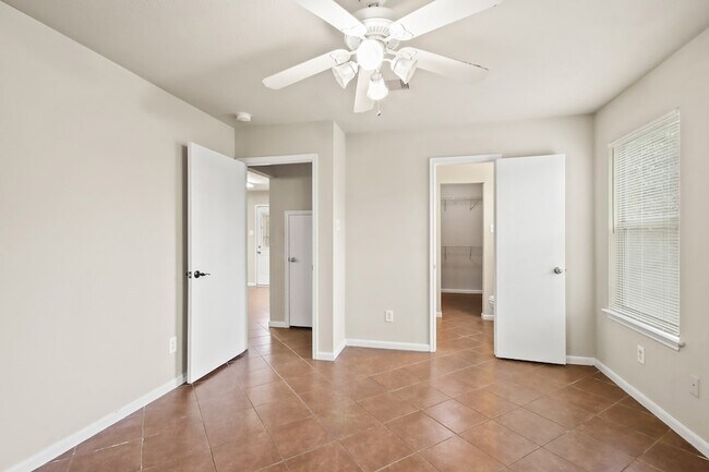 Building Photo - 807 Sycamore Ridge Ln