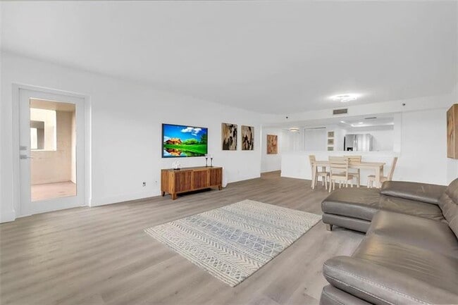 Building Photo - 3200 Port Royale Dr S