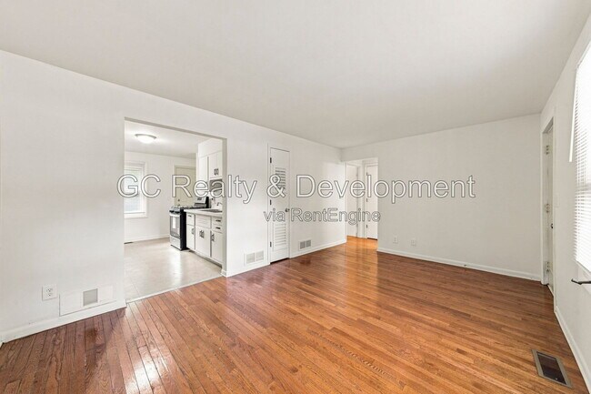 Building Photo - 913 3rd St