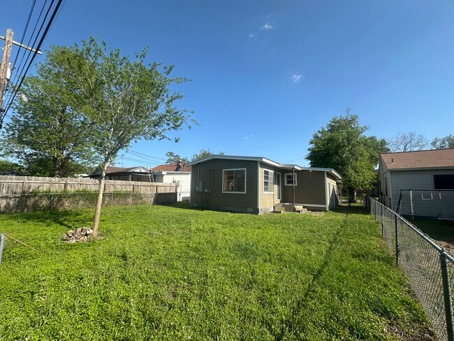 Building Photo - 1312 E Mesquite Ln