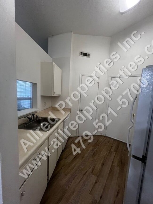 Building Photo - 2 Bedroom Duplex With NEW LVP Flooring In ...