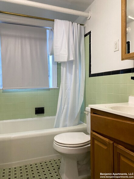 Building Photo - 1589 Beacon St