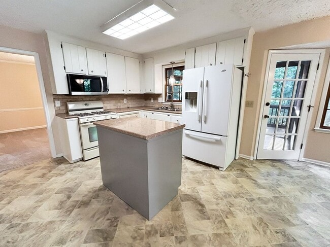 Building Photo - 2491 Annandale Dr