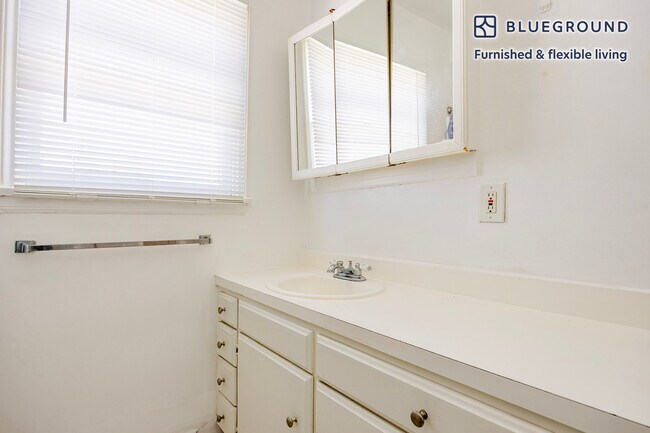 Building Photo - 136 S Roxbury Dr