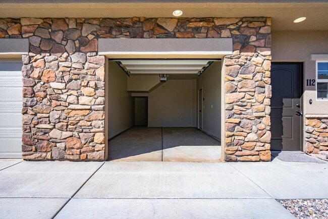 Building Photo - Townhome available in Millcreek Springs with a community pool!