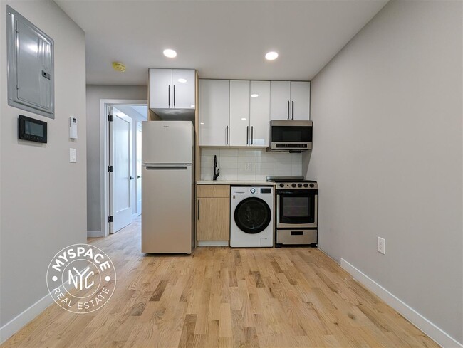 Building Photo - 566 Wilson Ave