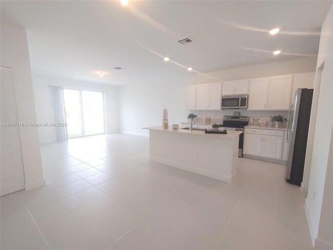 Building Photo - 390 SE Crossoak Ln
