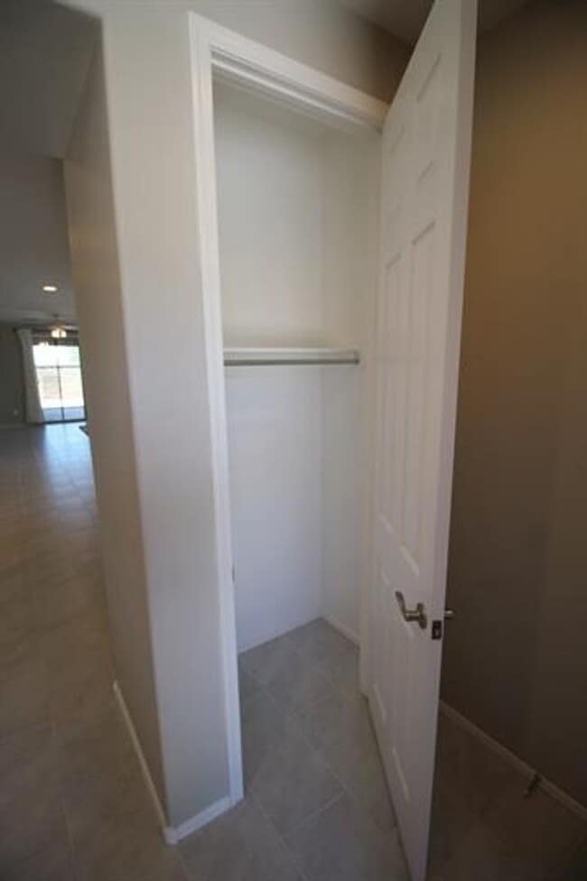 Building Photo - Desirable La Estancia Neighboorhood