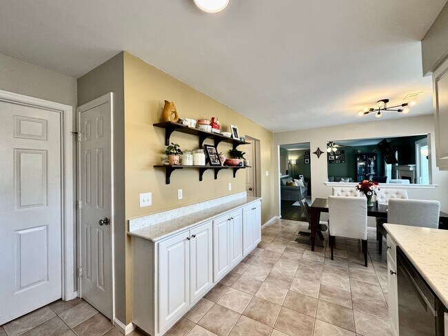 Building Photo - A Fabulous Home w/Water & Golf Course Views Available 05-04-26! Fenced Yard & Dog-Friendly!