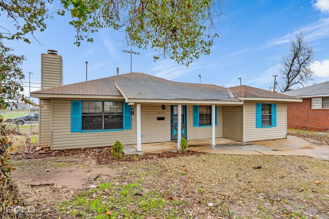 Building Photo - Check Out this 3 bed 2 bath!!