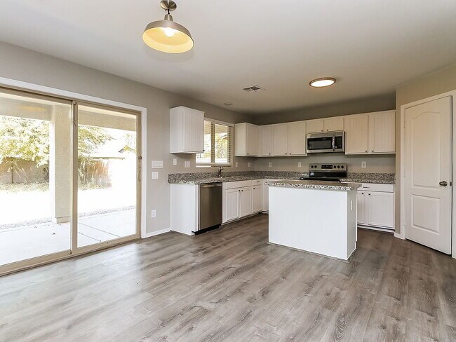 Building Photo - Move in ready 4 bedroom home