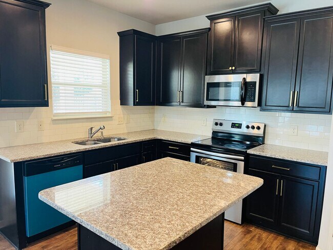 Building Photo - Wow! Check out this charming 3 bedroom 2.5 bathroom home in Newnan!