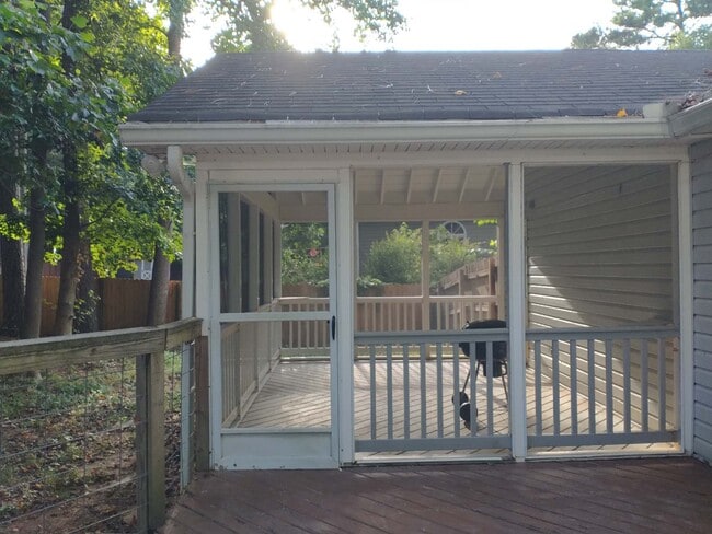 Building Photo - 525 Longwood Ln