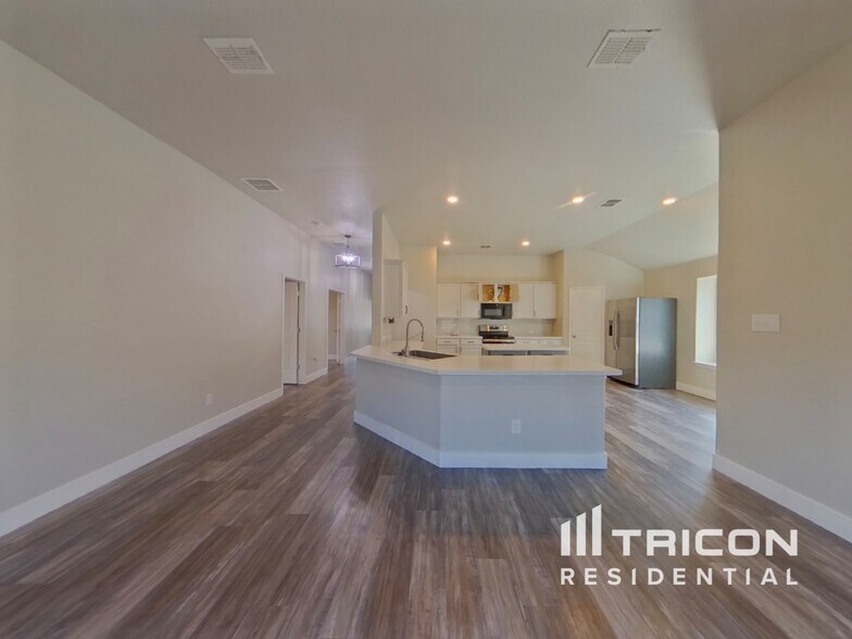 Building Photo - 1025 N Churchill Dr