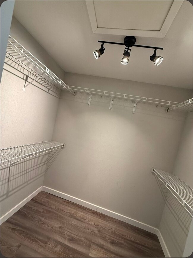 Building Photo - 4444 Victory Dr