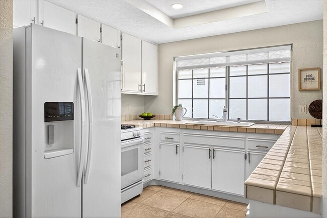 Building Photo - 43791 Cll Las Brisas W