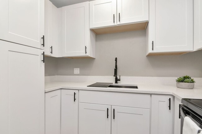 Building Photo - Totally Remodeled Duplex w/ New Fenced Bac...