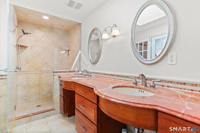 Building Photo - 11 Partrick Ln