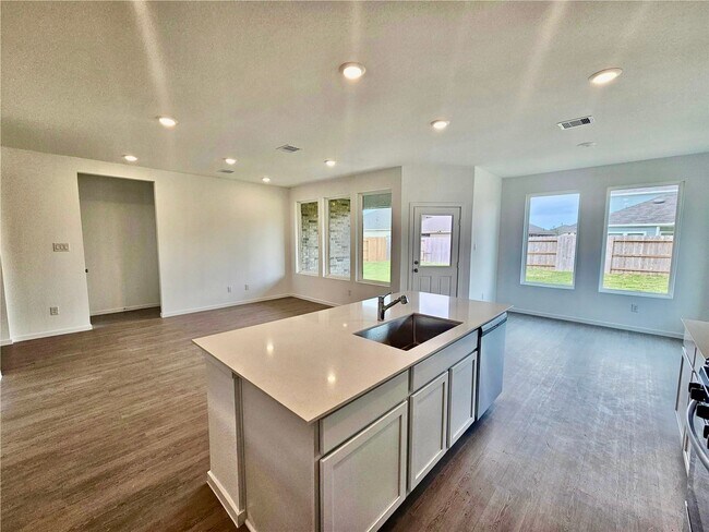 Building Photo - 6822 Yellow Jessamine Ln