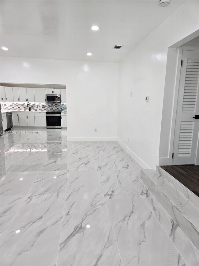 Building Photo - 987 NE 145th St