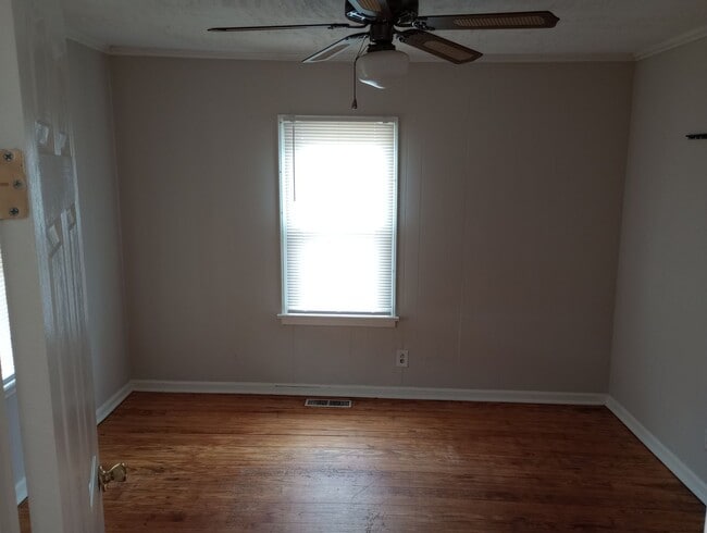 Building Photo - 3 Bedroom  2 Bath Home - Convenient Location