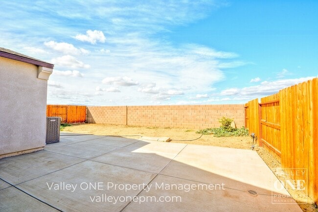 Building Photo - 933 Tipton Ln