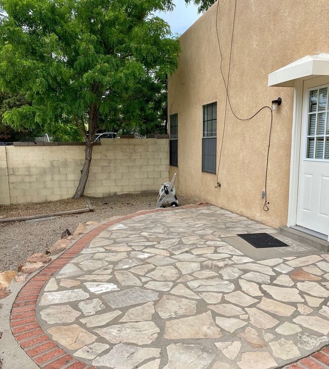 Building Photo - 1 week free! 2 Bedroom w/ fireplace, gated entrance for privacy and 2 CG