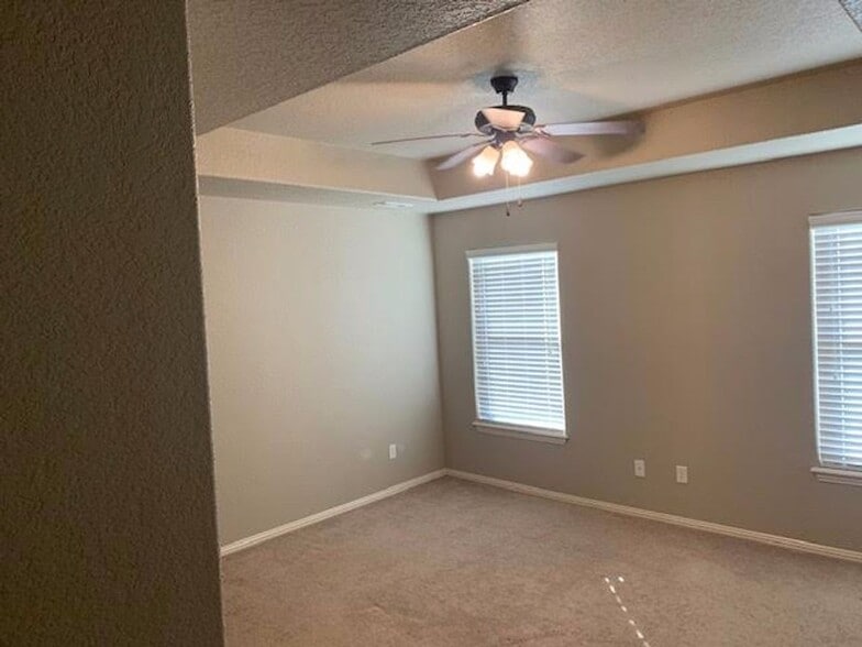 Building Photo - 110 Willow Dr