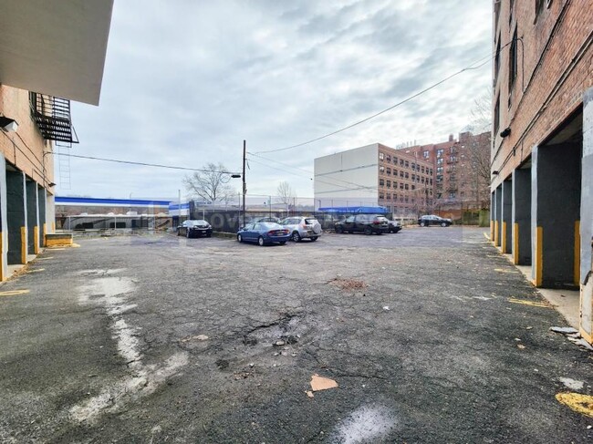 Building Photo - 2 bedroom in Bronx NY 10471