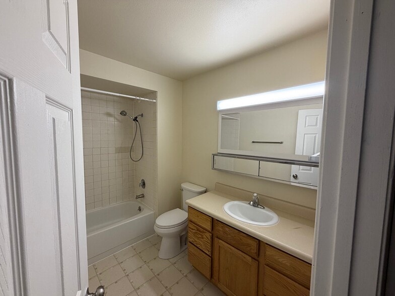 Building Photo - 305 Cindy Dr