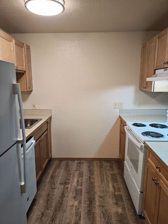 Building Photo - Three bedroom - washer and dryer in unit! ...