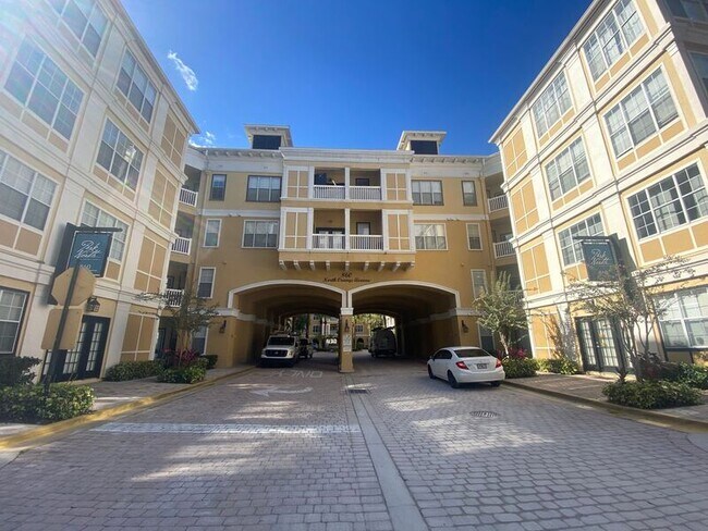 Building Photo - 860 N Orange Ave