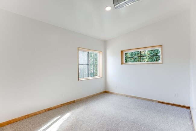 Building Photo - Amazing 2 bedroom, 2 bathroom 1,330 sf hom...