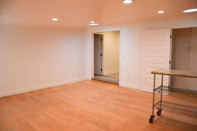 Building Photo - Center (267) North