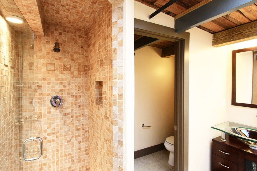 Building Photo - 713 S Central St