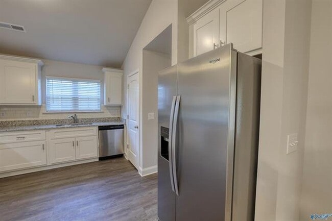 Building Photo - Fall in love with this stunning 4-bedroom, 3-bathroom full-brick ranch home