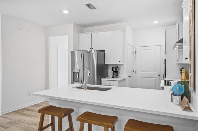 Building Photo - NEW TOWNHOME