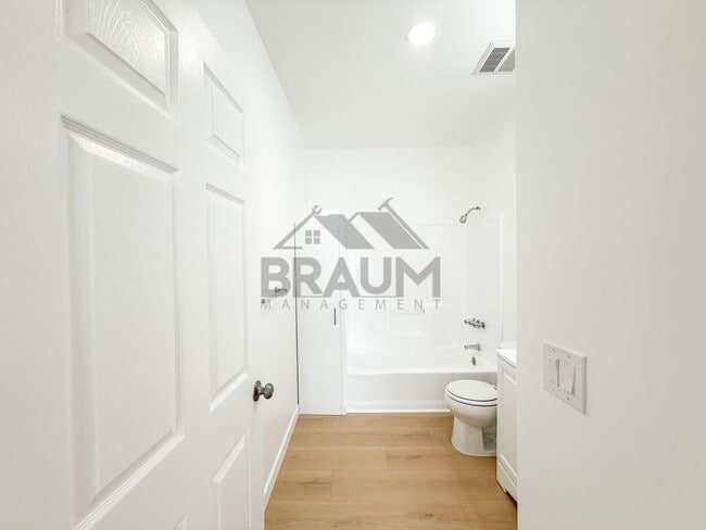 Building Photo - 11035 Moorpark St