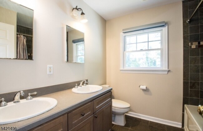 Building Photo - 4 Rumson Rd