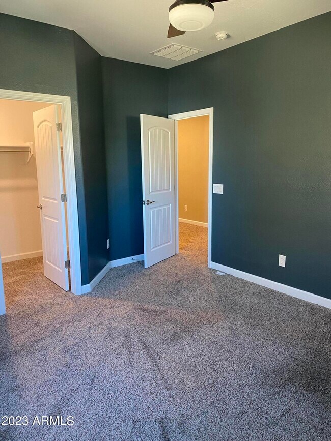 Building Photo - 1367 S Country Club Dr