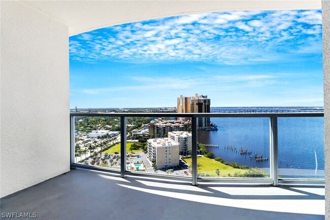 Building Photo - 3000 Oasis Grand Blvd