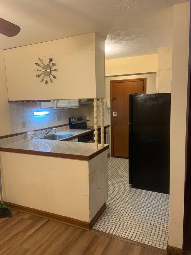 Building Photo - 1166 Middle Tpke W